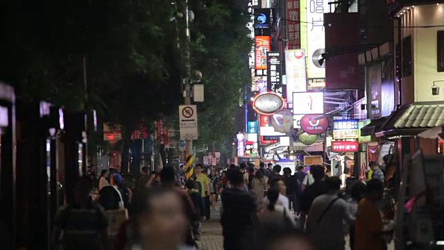 在台湾台北西门町，夜晚的交通和拥挤的人们视频素材