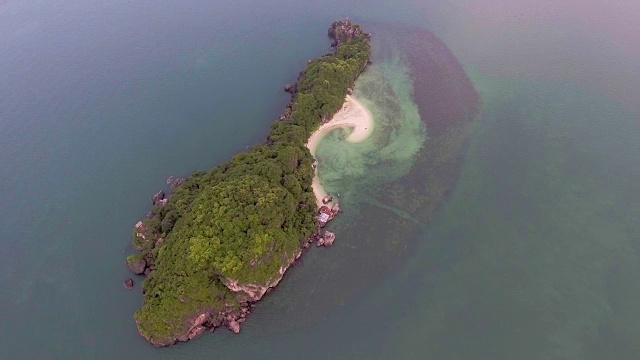 鸟瞰图，美丽的热带岛屿，春蓬省，泰国视频素材