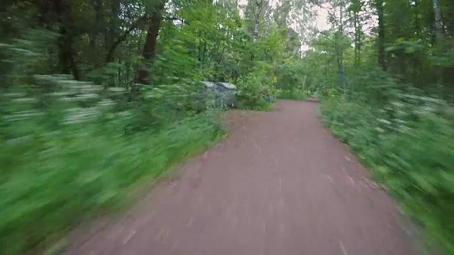 一场暴风雨后，在公园里骑自行车视频素材