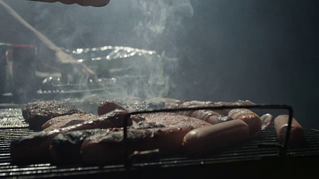 烙牛肉饼在户外烧烤时滋滋作响视频素材