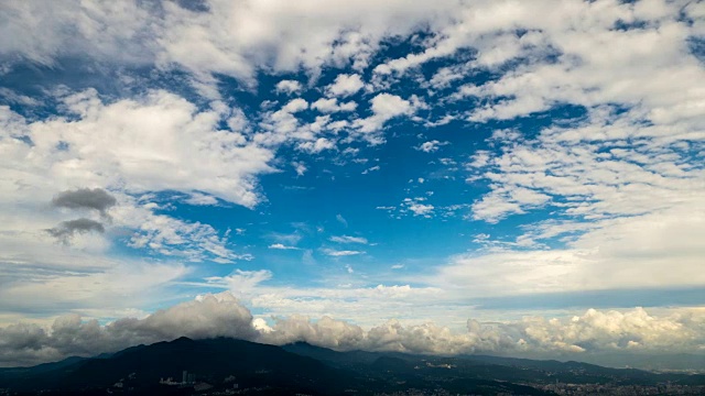 时间流逝的高山在早晨的时间，美丽的自然景观视频素材