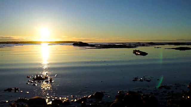 日落在Rimouski，魁北克的圣劳伦斯河在加斯比西地区的加拿大海岸和海浪的特写视频素材