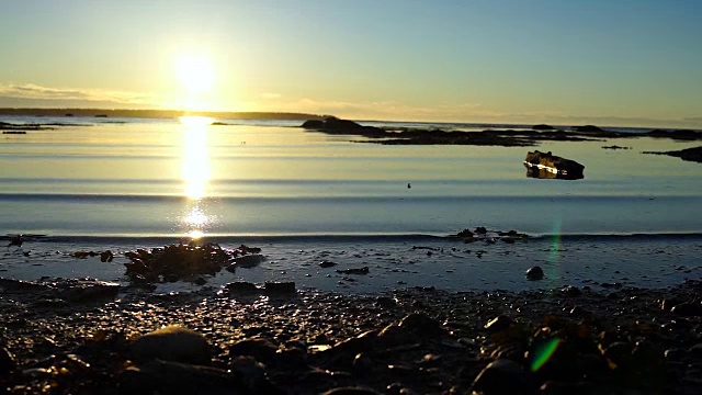 日落在Rimouski，魁北克的圣劳伦斯河在加斯比西地区的加拿大海岸和海浪的特写视频素材