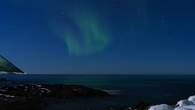 北极光，北极光或北极光在挪威夜空中的时间流逝视频素材