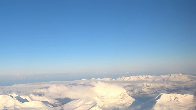 挪威北部雪山的鸟瞰图视频素材