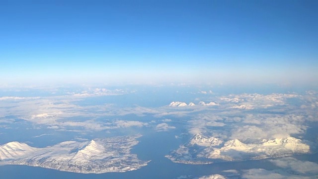 挪威北部雪山的鸟瞰图视频素材