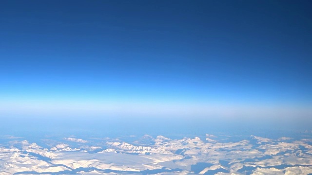 挪威北部雪山的鸟瞰图视频素材