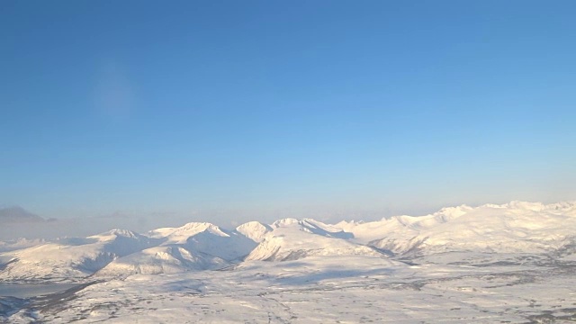 挪威北部雪山的鸟瞰图视频素材