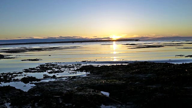 蓝色和紫色的日落在Rimouski，魁北克的圣劳伦斯河在加斯比西地区的加拿大海岸和海浪的特写视频素材