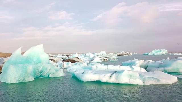 冰岛Jokulsarlon冰川泻湖清晨鸟瞰图视频素材