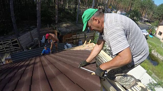 建筑者建造屋顶。视频素材