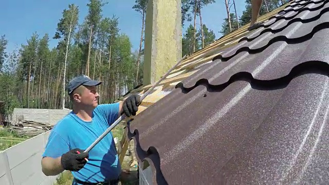 屋顶工人测量屋顶。视频素材