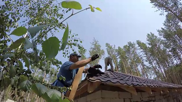 屋顶建筑住宅建筑屋顶的建造视频素材