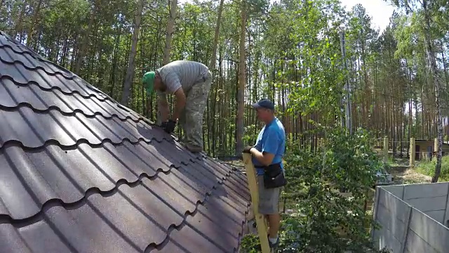 屋顶建筑住宅建筑屋顶的建造视频素材