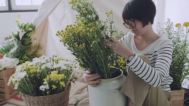 亚洲花匠在花店安排花束视频素材