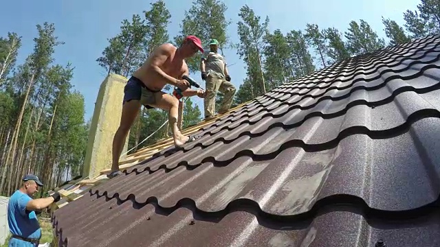 屋顶建筑住宅建筑屋顶的建造视频素材