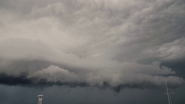 戏剧性的天空与云。雨云,间隔拍摄。时间流逝。雷雨。雷雨视频素材