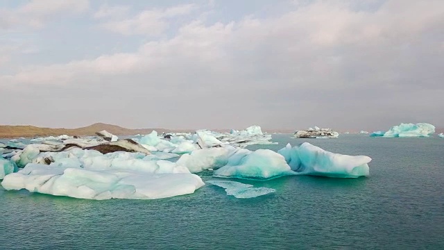 冰岛Jokulsarlon冰川泻湖清晨鸟瞰图视频素材