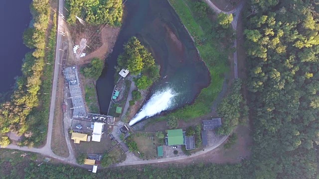 从大坝中流出的水流视频素材