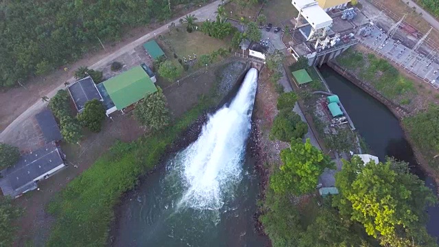 从大坝流出的水流视频素材