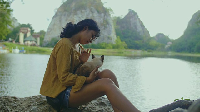 年轻女子享受与她的猫的时间视频素材