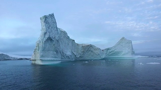 北极冰山格陵兰岛在北冰洋。视频素材