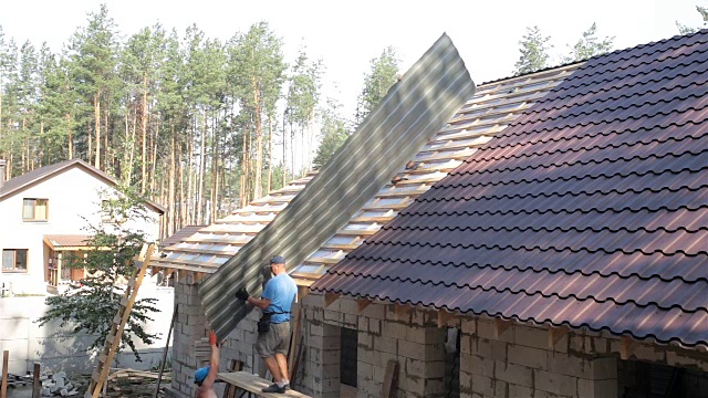 屋顶建筑住宅建筑屋顶的建造视频素材