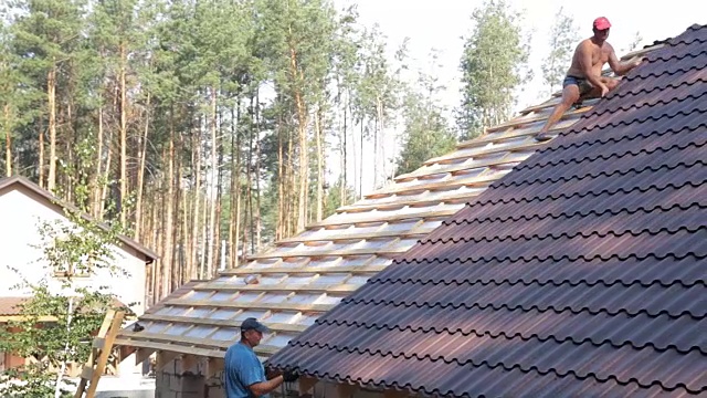 屋顶建筑住宅建筑屋顶的建造视频素材