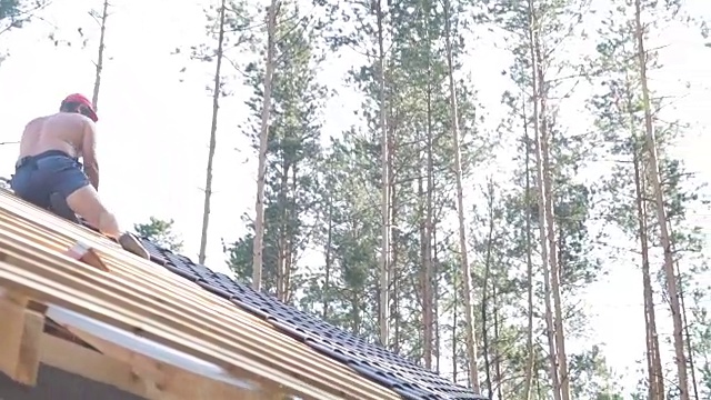 屋顶建筑住宅建筑屋顶的建造视频素材