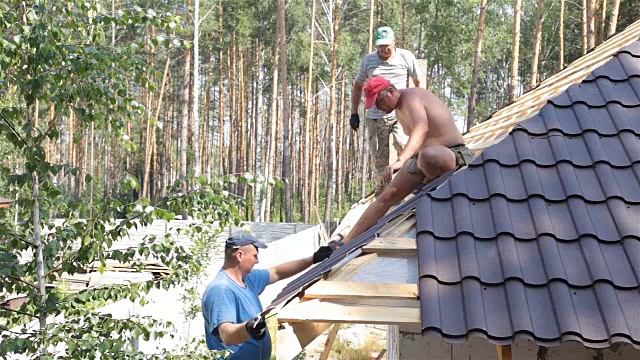 屋顶建筑住宅建筑屋顶的建造视频素材