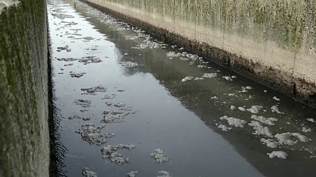 污水农场废物被污染的水流视频素材