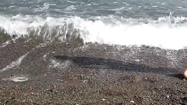 沿着海岸散步视频素材