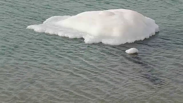 被冰覆盖的海岸岩石视频素材