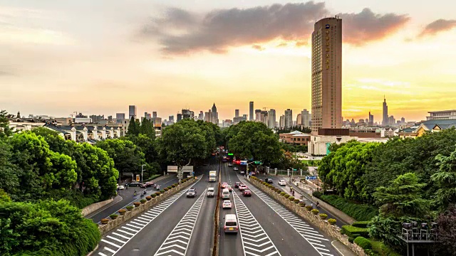 繁忙的道路和现代建筑在市中心的现代城市时光流逝视频素材