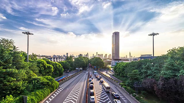 繁忙的道路和现代建筑在市中心的现代城市时光流逝视频素材