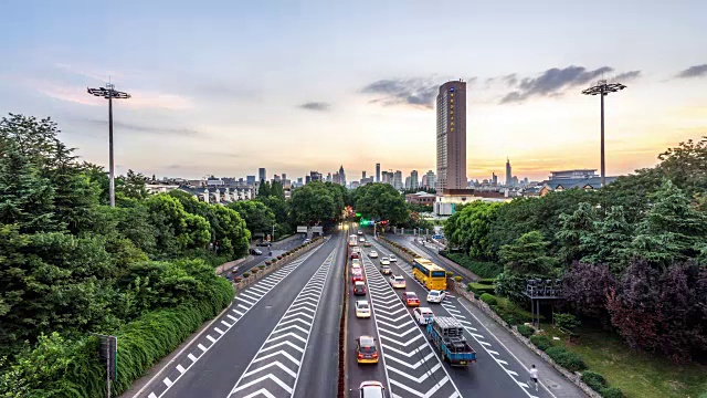 繁忙的道路和现代建筑在市中心的现代城市时光流逝视频素材