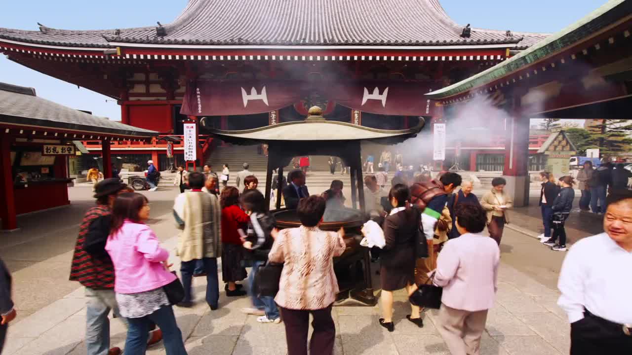 在浅草观音(浅草寺)寺庙外烧香的朝拜者的时间推移宽镜头/东京，日本视频素材