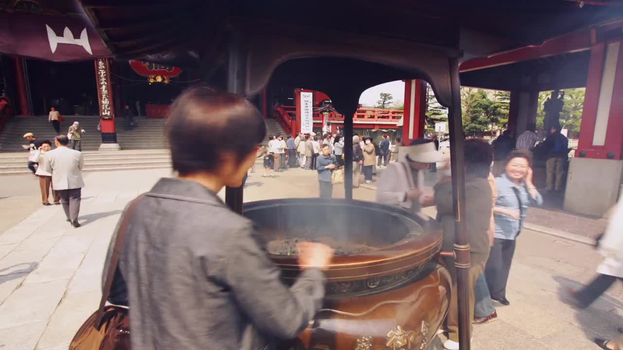 时间流逝中拍摄朝拜者在浅草观音(浅草寺)外烧香/东京，日本视频素材