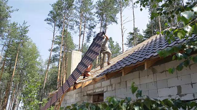 屋顶建筑住宅建筑屋顶的建造视频素材