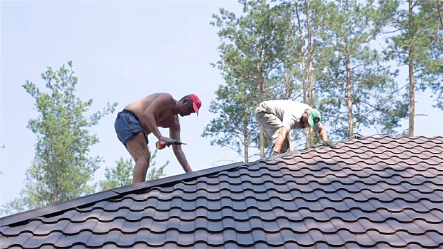 屋顶建筑住宅建筑屋顶的建造视频素材