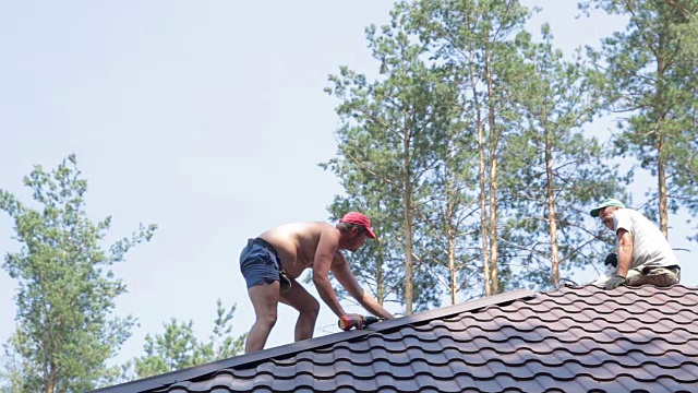 屋顶建筑住宅建筑屋顶的建造视频素材