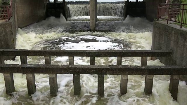 秋雨过后，老江坝水溢流视频素材