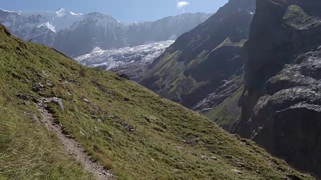 倾斜过去高山小径，山脉，冰川视频素材