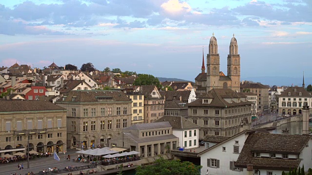 苏黎世天际线Grossmünster, Panning视频素材