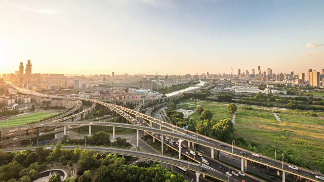 日落时分，现代城市中城的路口视频素材