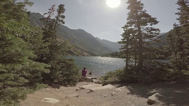 徒步旅行者沿着山和湖走视频素材