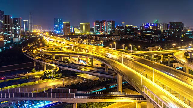 在夜晚的时间流逝，现代城市中城的路口视频素材