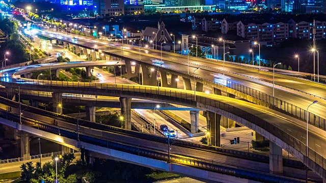 在夜晚的时间流逝，现代城市中城的路口视频素材