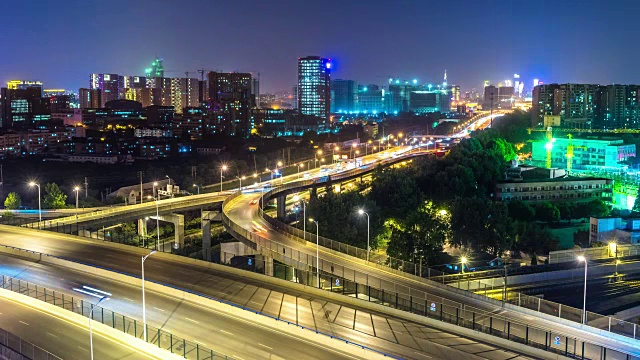 在夜晚的时间流逝，现代城市中城的路口视频素材