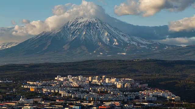 堪察茨基的彼特罗巴甫洛夫斯克城背景是科里亚克火山视频素材